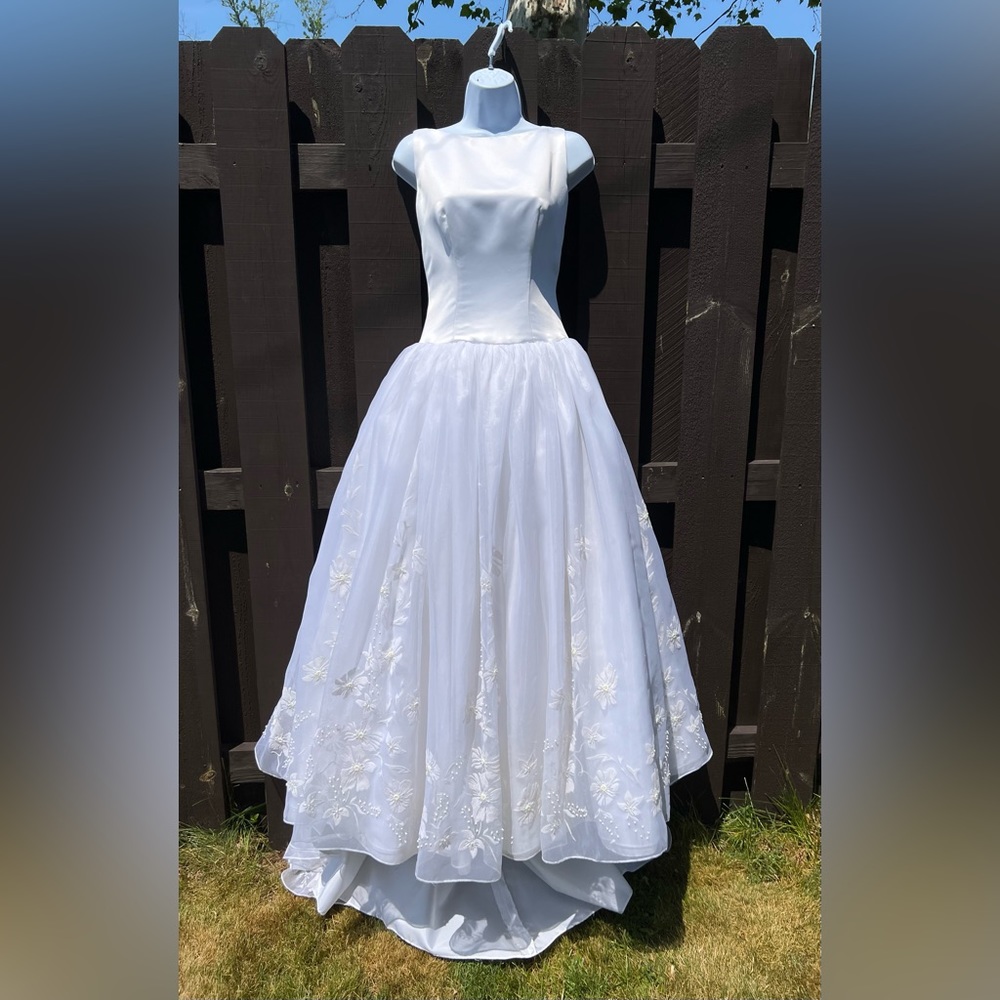 Elegant Wedding Dress with short train - white - size 6